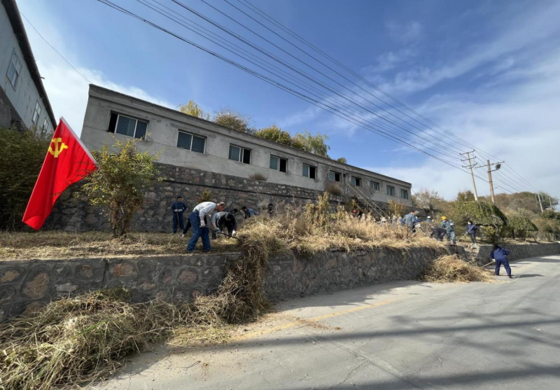 有工投黨員干部、團(tuán)員青年的耕耘那處便是公司最美麗的一角-----物產(chǎn)工投公司開展環(huán)境專項(xiàng)整治主題黨日、團(tuán)日活動